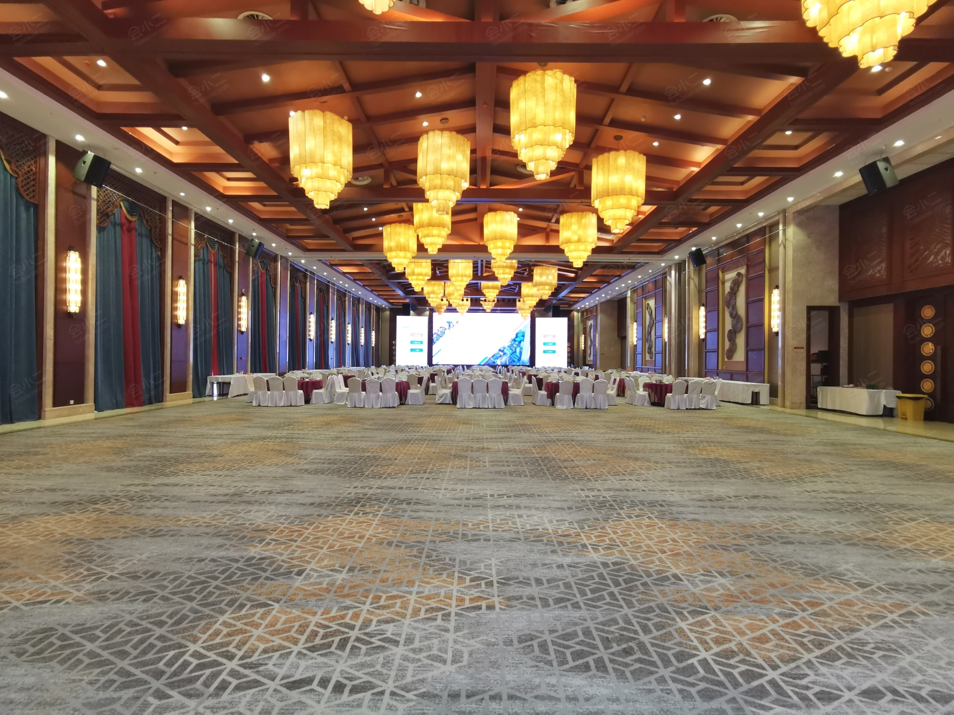 The conference hall at Wuhan Chaoman Kairui International Hotel, set with round tables